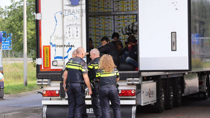 Policía holandesa encuentra once refugiados escondidos en camión refrigerador