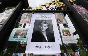 Reino Unido rinde un sobrio homenaje a la princesa Diana