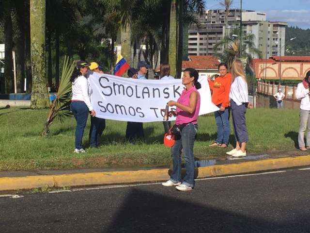 Foto: Vecinos se manifiestan en la redoma de El Hatillo en apoyo a David Smolansky / Cortesía 