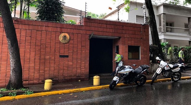 Irregulares lanzan bombas molotov contra embajada de España en Caracas
