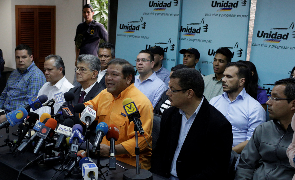 Análisis: Oposición irá a elecciones en una Venezuela que ve en “dictadura”