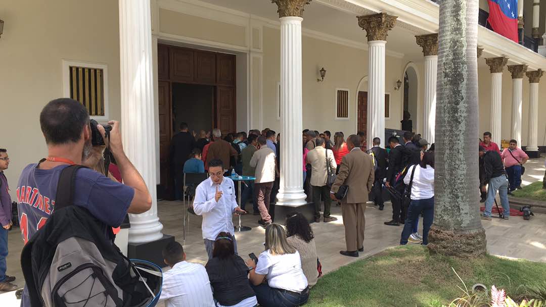 Periodistas esperan en el patio del Palacio Federal sesión de la constituyente cubana (Foto y video)