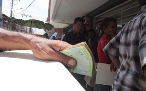 Pagar por billetes, la escasez de efectivo en Venezuela