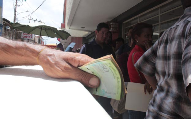 Los ciudadanos siguen padeciendo para poder surtirse de efectivo. (Foto: Carlos Sosa)