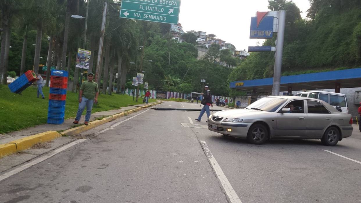 Con barricadas trancan varias vías de El Hatillo #7Ago