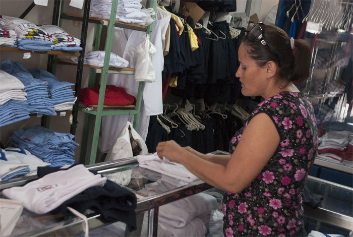 Uniformes escolares sustituyen disfrute de vacaciones