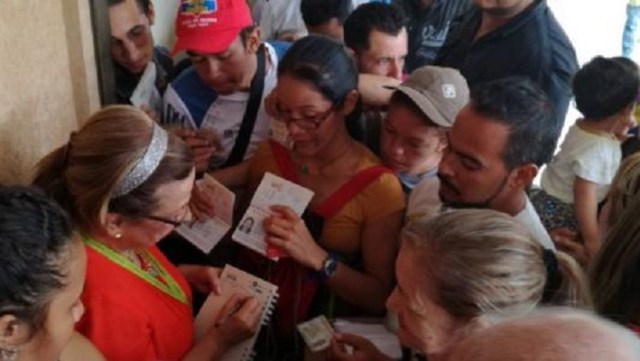 Venezolanos a las puertas de la Alcaldía de Bucaramanga, Colombia // Foto www.vanguardia.com