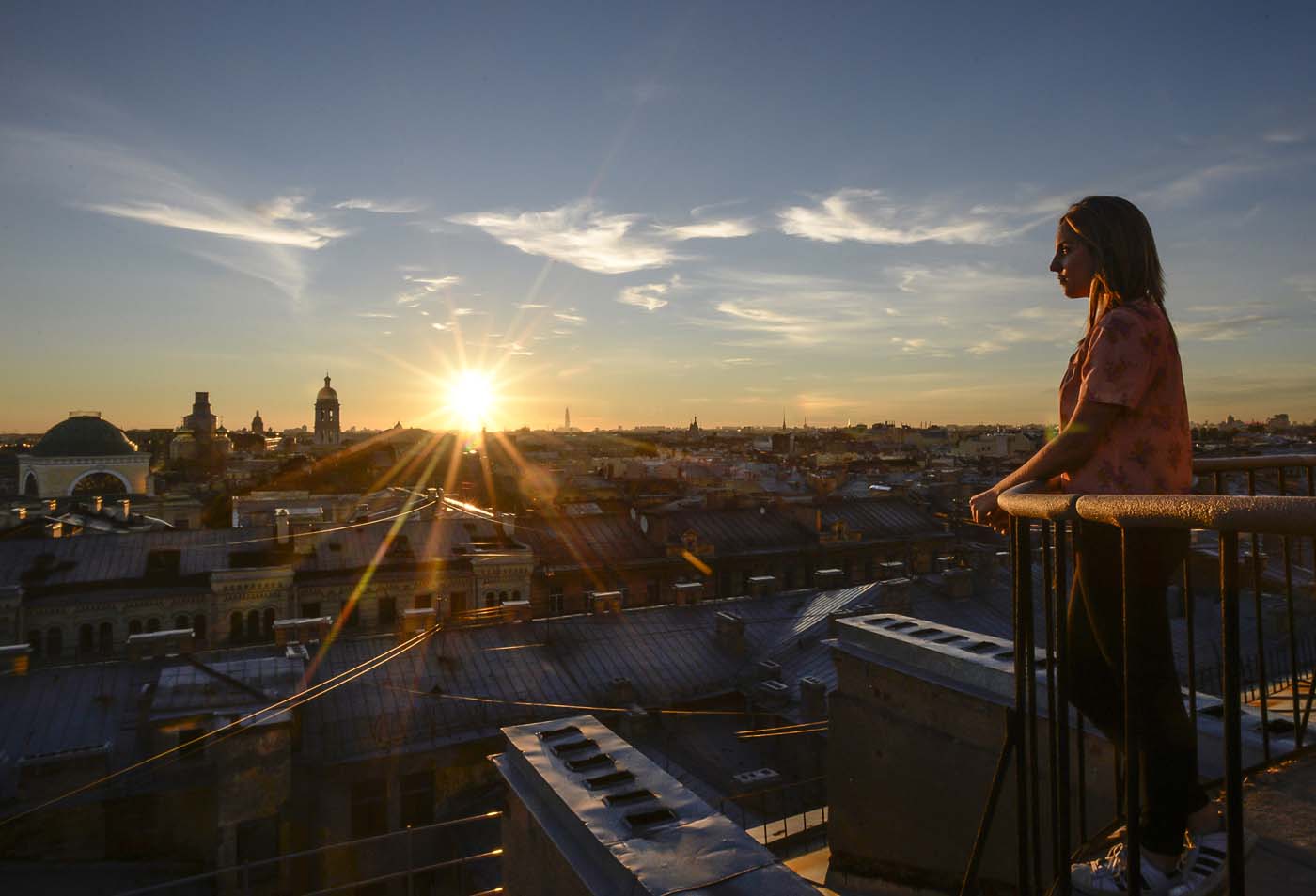 Turistas noctámbulos sobre los tejados de San Petersburgo (fotos)