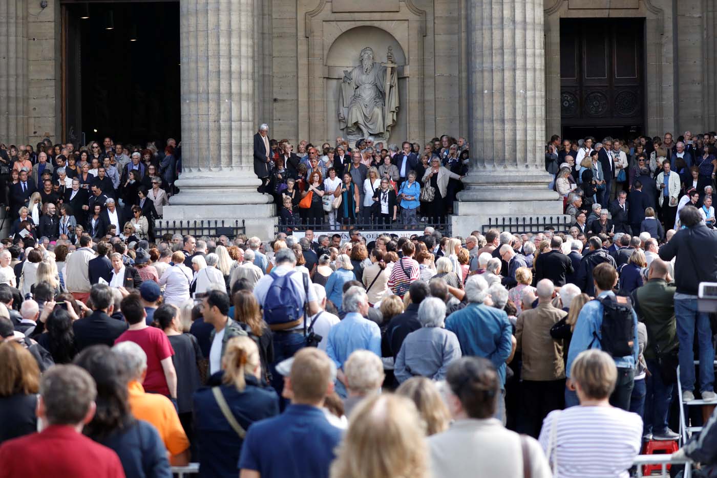 Unas dos mil personas dan su último adiós a Mireille Darc en París (fotos)