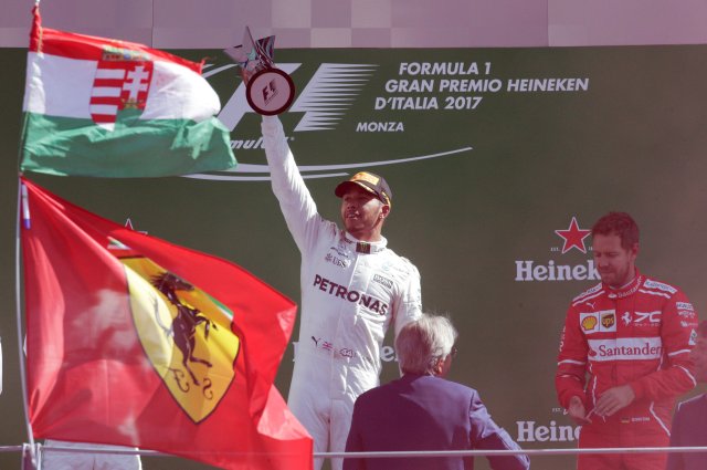 Los pilotos de Fórmula Uno Lewis Hamilton (Mercedes) y Sebastian Vettel (Ferrari). REUTERS/Max Rossi