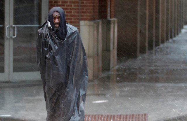 Un hombre camina en medio de la tormenta en Georgia, EEUU. REUTERS/Tami Chappell