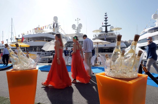 Visitors are seen during the Monaco Yacht show, one of the most prestigious pleasure boat show in the world, highlighting hundreds of yachts for the luxury yachting industry and welcomes 580 leading companies, in the port of Monaco, September 27, 2017. REUTERS/Eric Gaillard