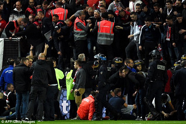 EN VIDEO: 26 heridos, cuatro de ellos graves, tras la caída de una valla en partido de fútbol