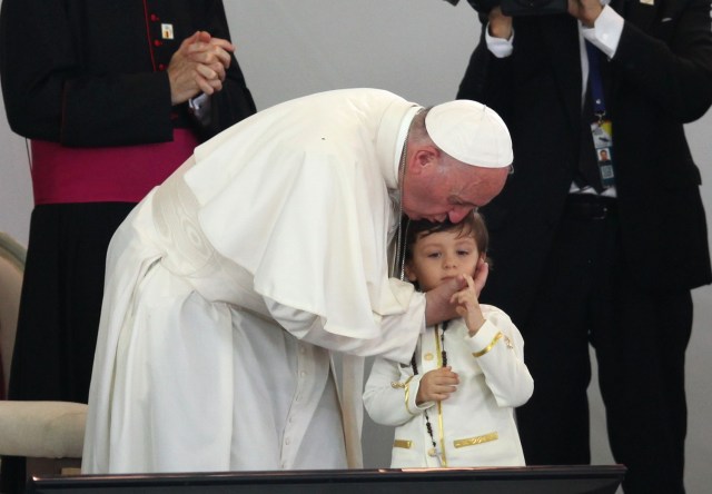 VLV8-09. VILLAVICENCIO (COLOMBIA), 08/09/2017.- El papa Francisco besa la frente de un niño en un acto para promover la reconciliación con un grupo de víctimas del conflicto armado de más de medio siglo en Colombia durante su visita a Villavicencio (Colombia), hoy, viernes 8 de septiembre de 2017. El papa se encuentra en Colombia en una visita oficial de cinco días que lo llevará también a las ciudades de Medellín y Cartagena. EFE/ERNESTO GUZMÁN JR