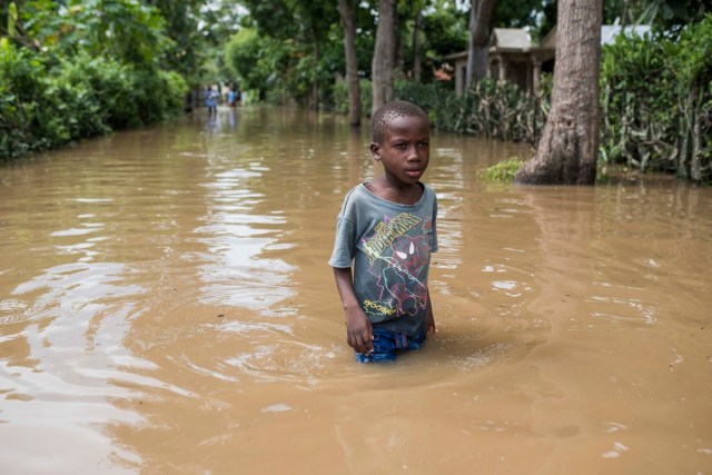 -FOTODELDIA- HAI14. FORT-LIBERTE (HAITÍ), 08/09/2017.- Un niño camina por una calle inundada tras el paso del huracán Irma, hoy, viernes 8 de septiembre de 2017, en el territorio de Fort-Liberte (Haití). El huracán Irma causó daños menores en Haití, donde hubo un desaparecido, dos heridos, miles de evacuados y decenas de localidades inundadas, según un balance preliminar. El Gobierno aseguró hoy tener la situación "bajo control", mientras que la normalidad va retomando, aunque tímidamente, a los cinco departamentos más afectados por el huracán, que continúa su progresivo debilitamiento rumbo a Cuba y Florida (EE.UU.) y ya es un huracán de categoría 4, de un máximo de cinco. EFE/Jean Marc Hervé Abélard