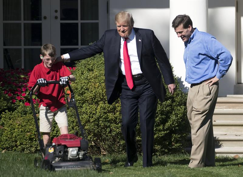 ¿WTF?… Un niño cumplió su sueño de podar el césped de la Casa Blanca (+fotos)