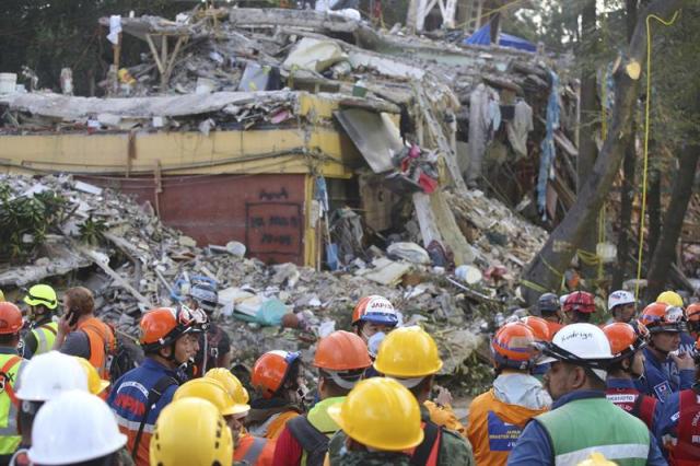 Rescatista tras terremoto en México de este sábado 23 de Septiembre. Foto EFE 