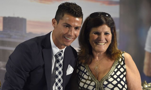 Foto: Cristiano Ronaldo junto a su madre Dolores Aveiro / Hola 