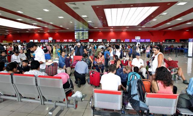  El aeropuerto internacional José Martí de la Habana reanudó este mediodía sus operaciones./ EFE/Ernesto Mastrascusa