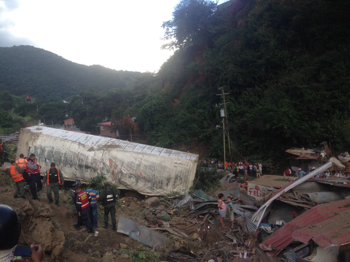 Vehículo de carga cayó al vacío en la autopista Gran Mariscal de Ayacucho