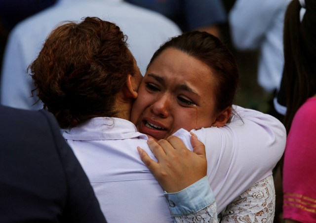 Una mujer reacciona fuera de un edificio derrumbado después de un terremoto en la ciudad de México, México, 19 de septiembre de 2017. REUTERS / Henry Romero