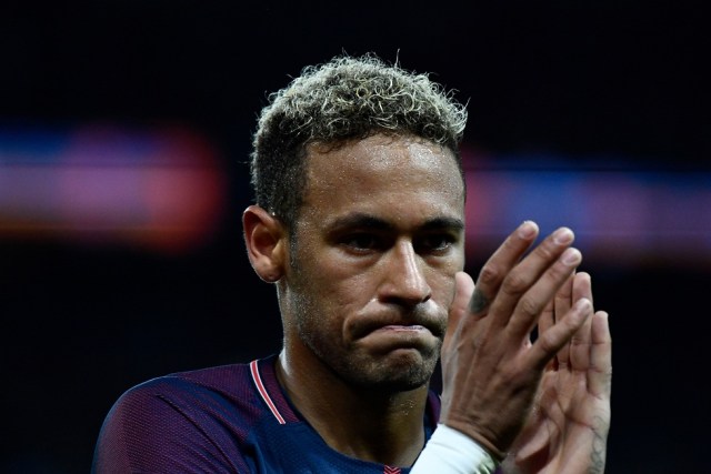 El delantero brasileño de Paris Saint-Germain Neymar  en el partido de fútbol francés L1 entre el Paris Saint-Germain y el Olympique Lyonnais en el Parc des Princes Stadium en París el 17 de septiembre de 2017. SIMON  / AFP PHOTO / CHRISTOPHE SIMON