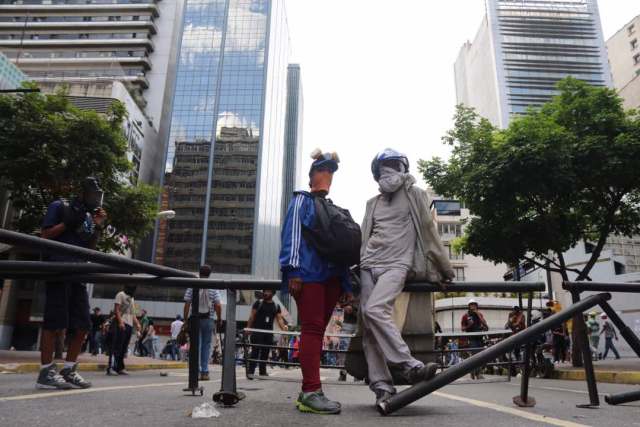 Jóvenes de la resistencia manifestaron en Chacao (Foto: Wil Jiménez / LaPatilla)