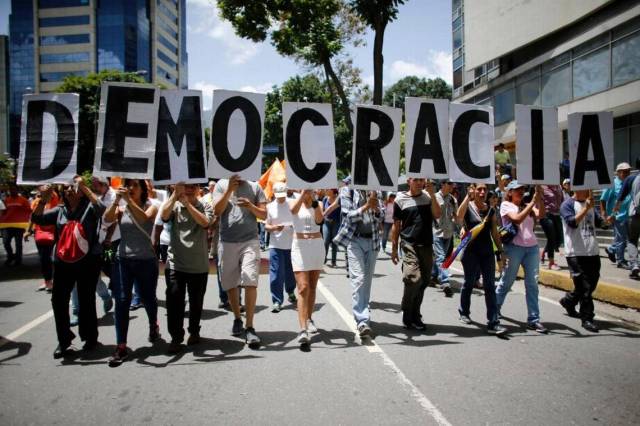 Manifestantes antigubernamentales proestan contra el gobierno del presidente venezolano Nicolás Maduro, el 12 de agosto en Caracas. Ariana Cubillos AP