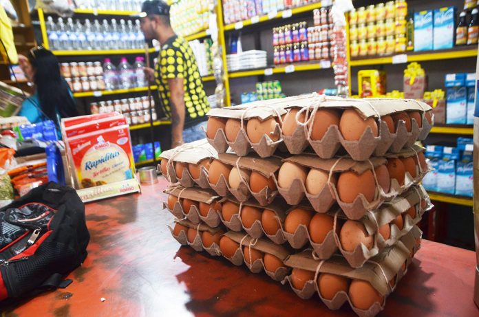 El cartón de huevos sube mil bolívares cada día