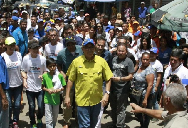 Ismael García, candidato a la gobernación de Aragua, recorriendo La Victoria // Foto Prensa