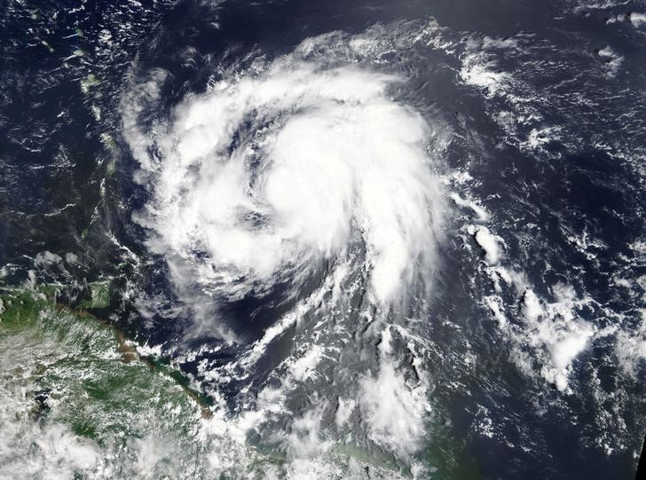 María se convierte en tormenta tropical frente a la costa sureste de EEUU