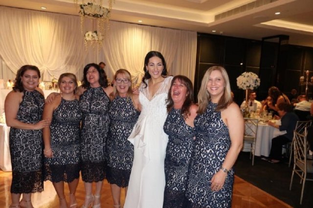 La novia junto a sus invitadas que vistieron igual (Facebook)