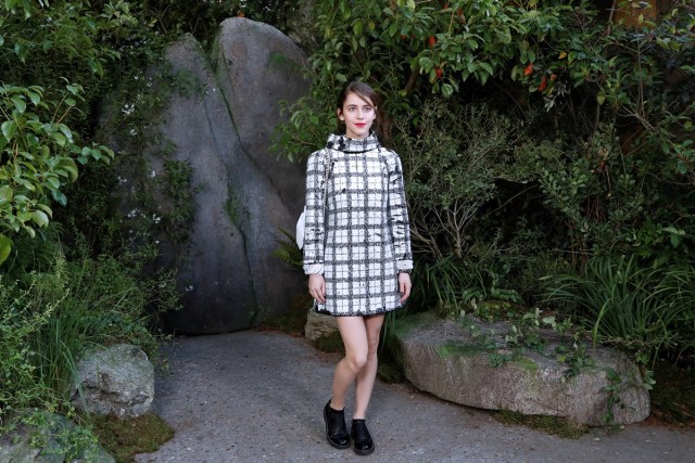 Mexican artist Tessa Ia poses during a photocall prior to the Chanel women's 2018 Spring/Summer ready-to-wear collection fashion show in Paris, on October 3, 2017.  / AFP PHOTO / FRANCOIS GUILLOT