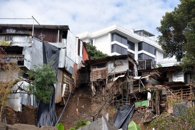 View of a residential area affected by a landslide caused by heavy rains during tropical storm Nate at Los Anonos neighbourhood in San Jose, on October 6, 2017.  In Costa Rica, where a national emergency was declared, eight people died, including a three-year-old girl, after they were hit by falling trees and mudslides. An alert was issued for people to be wary of crocodiles that might be roaming after rivers and estuaries flooded. / AFP PHOTO / EzequielBECERRA