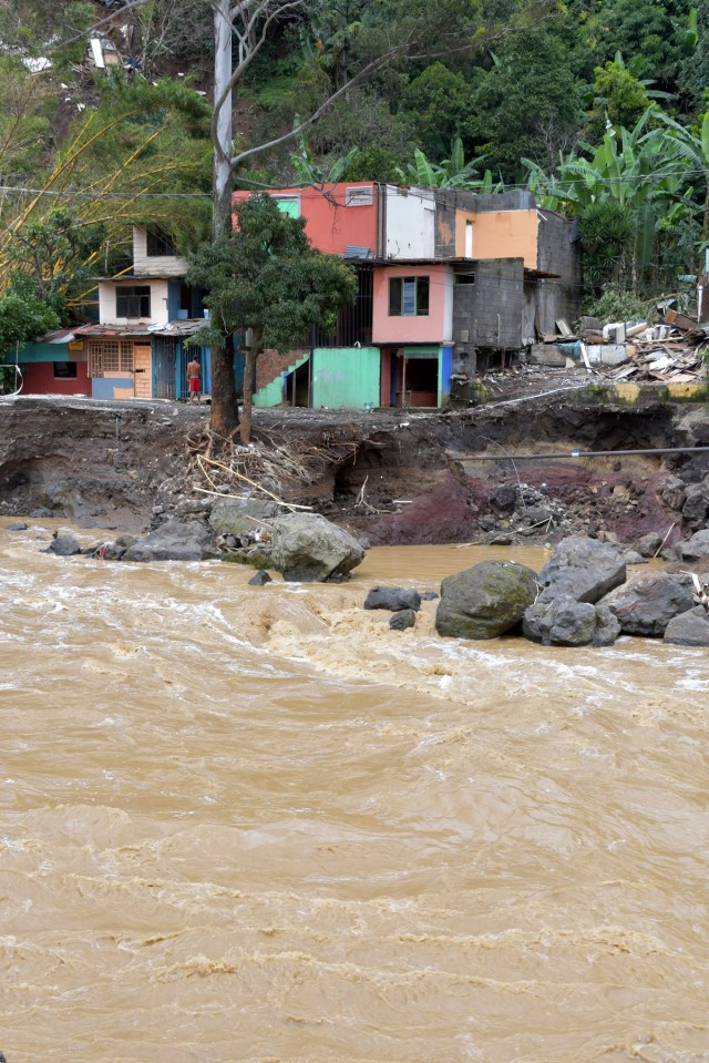 View of a residential area affected by a landslide following the passage of Tropical Storm Nate in Los Anonos neighbourhood, San Jose, on October 6, 2017. A national emergency alert was declared in Costa Rica, where eight people died, including a three-year-old girl, after they were hit by falling trees and mudslides. An alert was issued for people to be wary of crocodiles that might be roaming after rivers and estuaries flooded. / AFP PHOTO / Ezequiel BECERRA