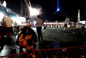 Amor sobre terror: Conmovedoras imágenes de víctimas protegiéndose entre sí durante el tiroteo de Las Vegas