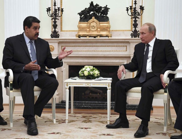 Russian President Vladimir Putin (R) meets with his Venezuelan counterpart Nicolas Maduro at the Kremlin in Moscow, Russia October 4, 2017. REUTERS/Yuri Kadobnov/Pool