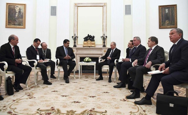Members of the Russian delegation, led by President Vladimir Putin (5th R), meet with members of the Venezuelan delegation, led by President Nicolas Maduro (4th L), at the Kremlin in Moscow, Russia October 4, 2017. REUTERS/Yuri Kadobnov/Pool