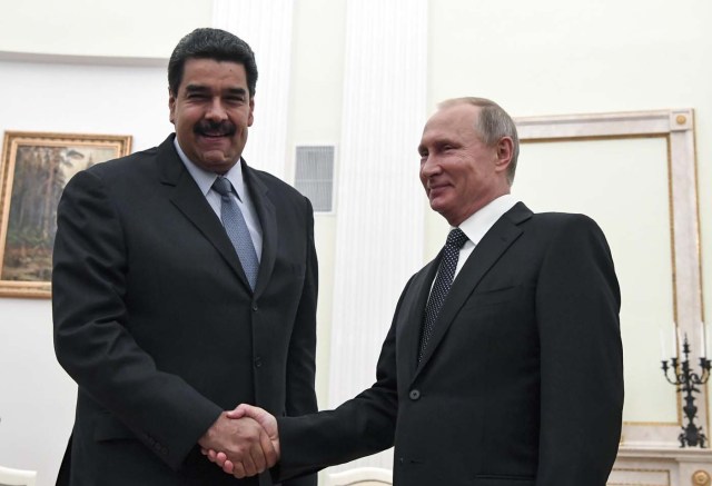 Russian President Vladimir Putin (R) shakes hands with his Venezuelan counterpart Nicolas Maduro during a meeting at the Kremlin in Moscow, Russia October 4, 2017. REUTERS/Yuri Kadobnov/Pool