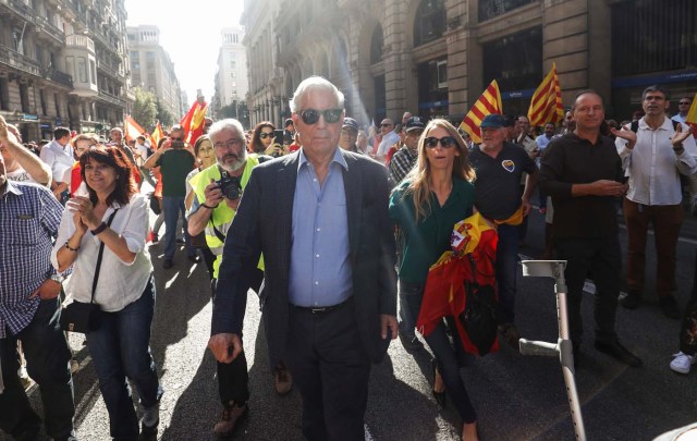 Peruvian Nobel laureate Mario Vargas Llosa attends a pro-union demonstration organised by the Catalan Civil Society organisation in Barcelona, Spain, October 8, 2017. REUTERS/Juan Medina