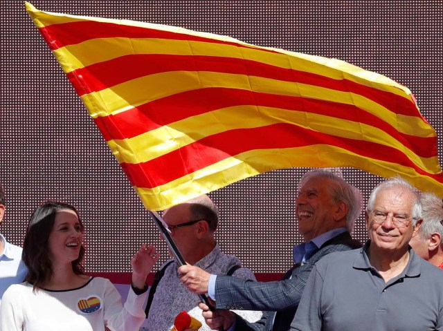 Peruvian literature Nobel Laureate Mario Vargas Llosa waves a Catalan flag at a pro-union demonstration organised by the Catalan Civil Society organisation in Barcelona, Spain October 8, 2017. REUTERS/Gonzalo Fuentes