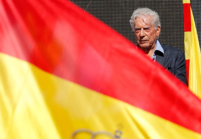 Peruvian literature Nobel Laureate Mario Vargas Llosa addresses as pro-union demonstration organised by the Catalan Civil Society organisation in Barcelona, Spain October 8, 2017. REUTERS/Gonzalo Fuentes