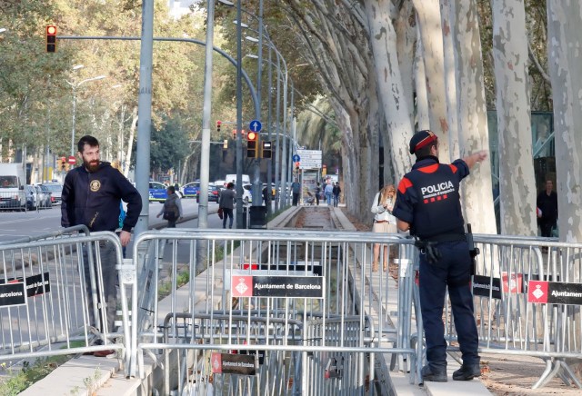 Los oficiales de la policía regional, Mossos D'Esquadra, están detrás de barreras tras cerrar el parque de Ciutadella que rodea la asamblea regional de Cataluña, en Barcelona, España, el 10 de octubre de 2017. REUTERS / Gonzalo Fuentes