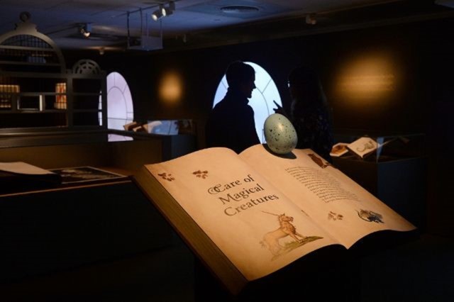 Visitantes asisten a la previa de la exposición "Harry Potter: una Historia de Magia" en la librería Británica de Londres, 18 de octubre de 2017. REUTERS/Mary Turner - RC1320B53080