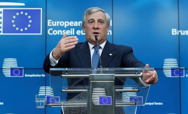 El presidente del Parlamento Europeo, Antonio Tajani, habla durante una conferencia de prensa en la cumbre de la UE en Bruselas, Bélgica, el 19 de octubre de 2017. REUTERS / Yves Herman