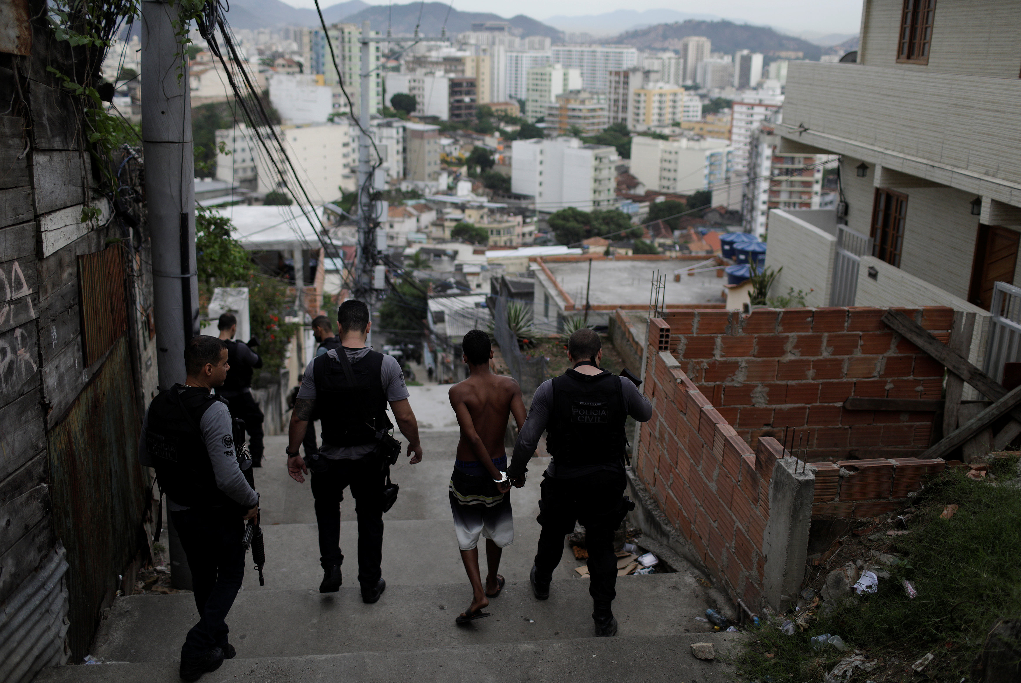 Una ley obliga a los niños en Río de Janeiro a exhibir su tipo sanguíneo por si reciben un disparo