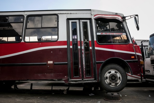 Fotografías del 10 de octubre del 2017, de un bus de transporte público que no opera por falta de repuestos, en la ciudad de Caracas (Venezuela). Los altos costos de mantenimiento, la disminución de importación de repuestos, una galopante inflación y la escasez de efectivo tienen al sistema de transporte de Venezuela en jaque, mientras la población padece los efectos de esta crisis con un pasaje inestable y largos tiempos de espera para trasladarse. EFE/MIGUEL GUTIÉRREZ