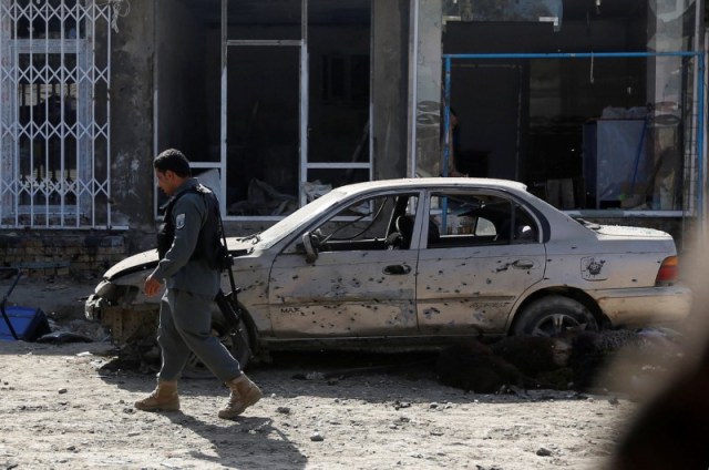 Un policía revisa el área de un ataque suicida con bomba cerca de una mezquita chií en Kabul, sep 29, 2017. REUTERS/Omar Sobhani