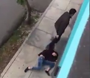 Graban a un hombre arrastrando a su pareja por la calle tras golpearla y amenazarla