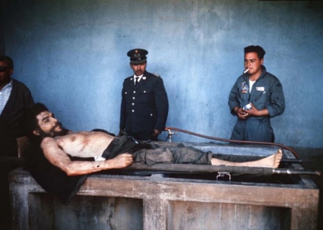 El cuerpo de Guevara fue expuesto un día después de su muerte y la primera versión difundida fue que murió por heridas en combate. AFP